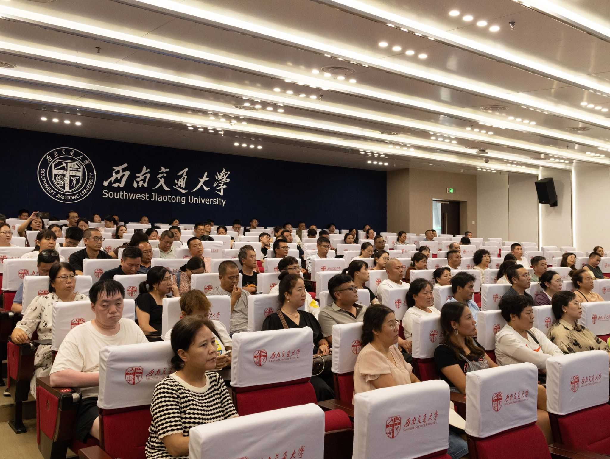 家校共育 逐梦起航——冰球突破mg正规官网开展2024级本科新生家长会和“实验室开放日”活动